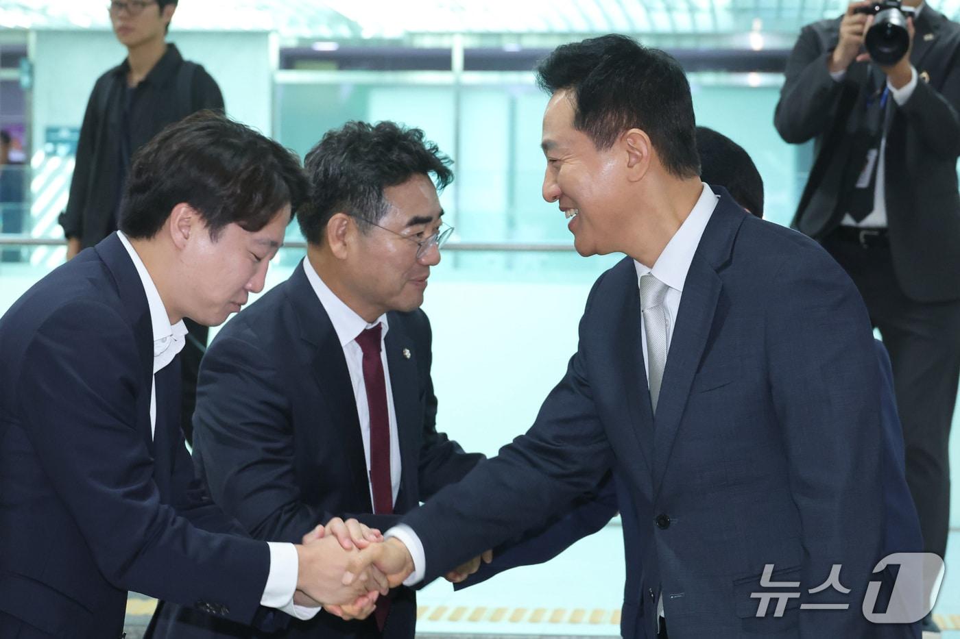 본문 이미지 - 오세훈 서울시장과 이준석 개혁신당 의원이 7일 서울 여의도 국회 의원회관에서 열린 수도권 주거혁신포럼 세미나에서 인사하고 있다. 2026.10.7 ⓒ 뉴스1 신웅수 기자