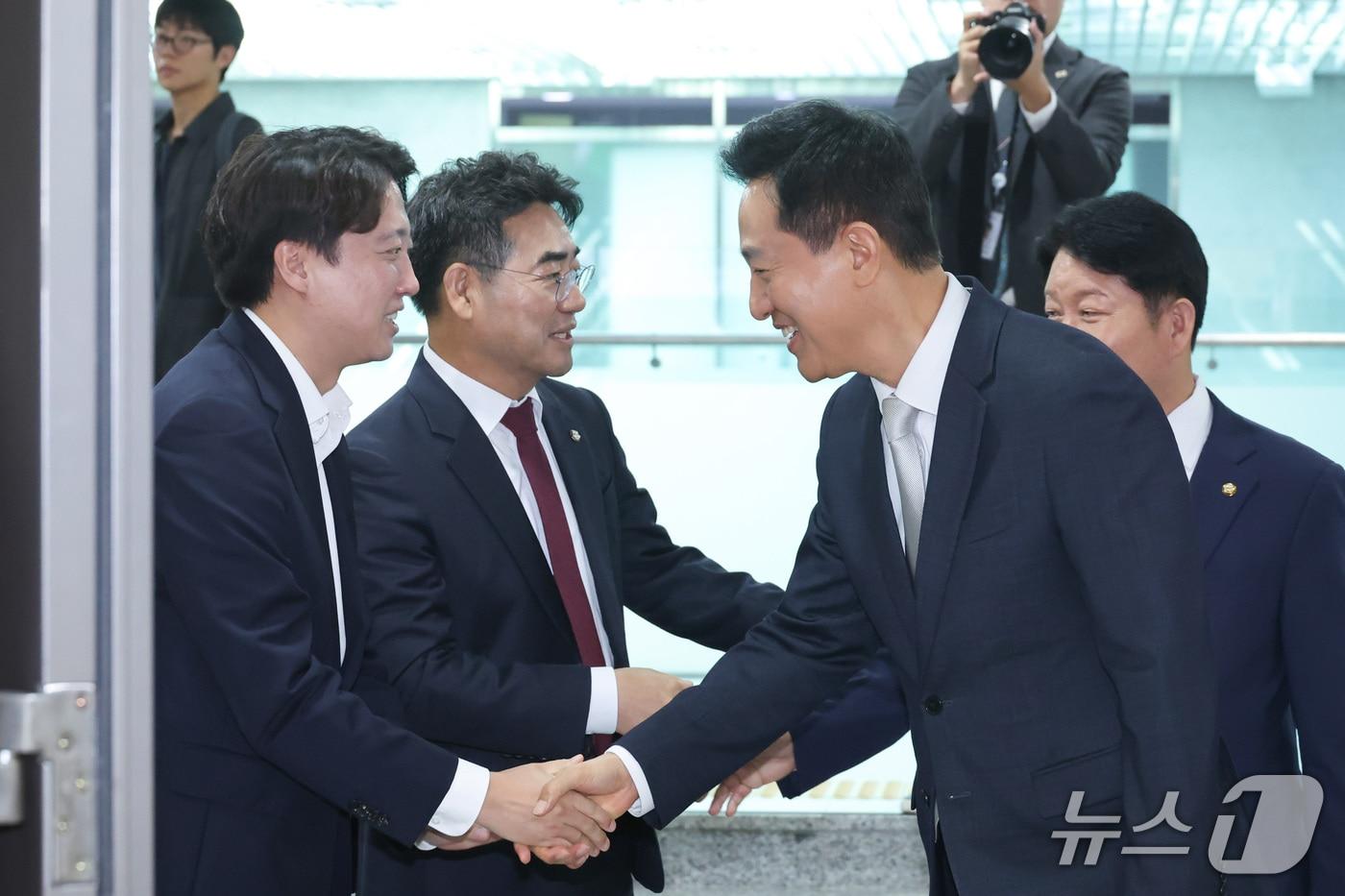 본문 이미지 - 오세훈 서울시장과 이준석 개혁신당 의원이 7일 서울 여의도 국회 의원회관에서 열린 수도권 주거혁신포럼 세미나에서 인사하고 있다. 2026.10.7 ⓒ 뉴스1 신웅수 기자