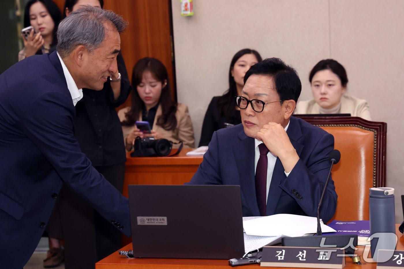 본문 이미지 - 국회 농해수위 윤준병 더불어민주당 간사와 김선교 국민의힘 간사가 7일 서울 여의도 국회 농림축산식품해양수산위원회에서 농림축산식품부 등에 대한 국정감사에서 대화를 나누고 있다. 2026.10.7 ⓒ 뉴스1 황기선 기자