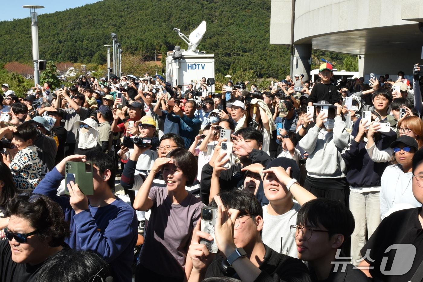 본문 이미지 - 7일 오전 전남광주 고흥군 나로우주전망대를 찾은 시민들이 누리호 5차 발사 순간을 바라보고 있다. 2026.10.7 ⓒ 뉴스1 김성준 기자