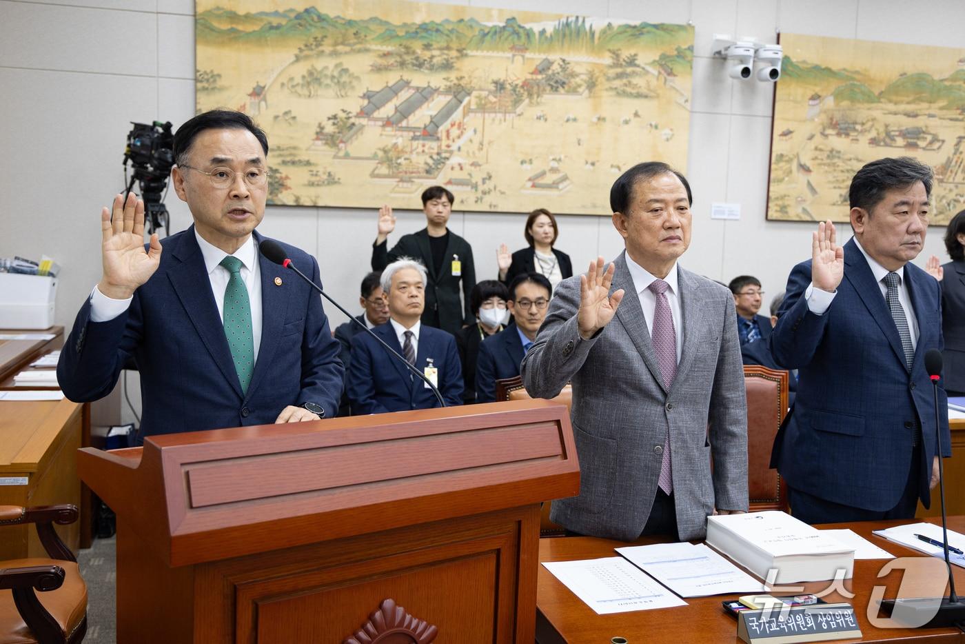 본문 이미지 - 차정인 국가교육위원회 위원장이 7일 서울 여의도 국회에서 열린 교육위원회의 교육부 등에 대한 국정감사에 출석해 증인선서를 하고 있다. 2026.10.7 ⓒ 뉴스1 유승관 기자