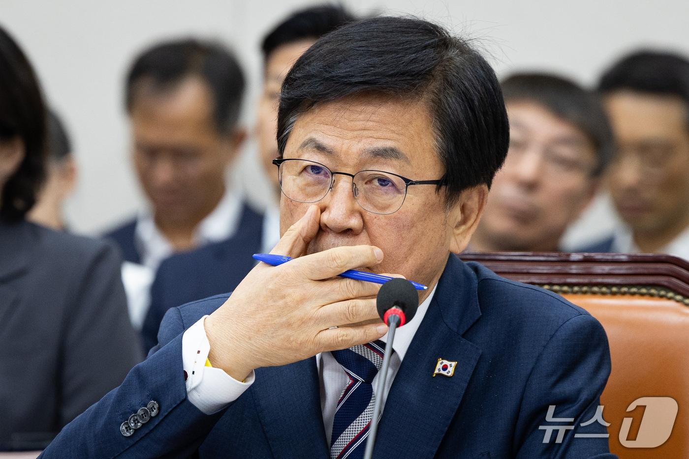 본문 이미지 - 최교진 교육부 장관이 7일 서울 여의도 국회에서 열린 교육위원회의 교육부 등에 대한 국정감사에 출석해 얼굴을 만지며 의원 질의를 듣고 있다. 2026.10.7 ⓒ 뉴스1 유승관 기자