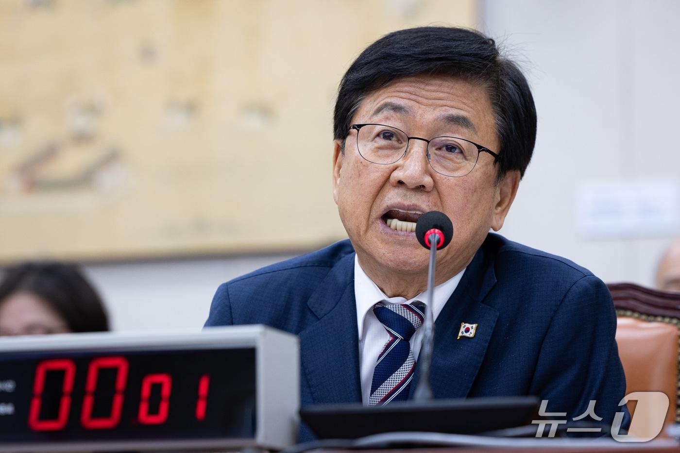 본문 이미지 - 최교진 교육부 장관이 7일 서울 여의도 국회에서 열린 교육위원회의 교육부 등에 대한 국정감사에 출석해 의원 질의에 답하고 있다. 2026.10.7 ⓒ 뉴스1 유승관 기자