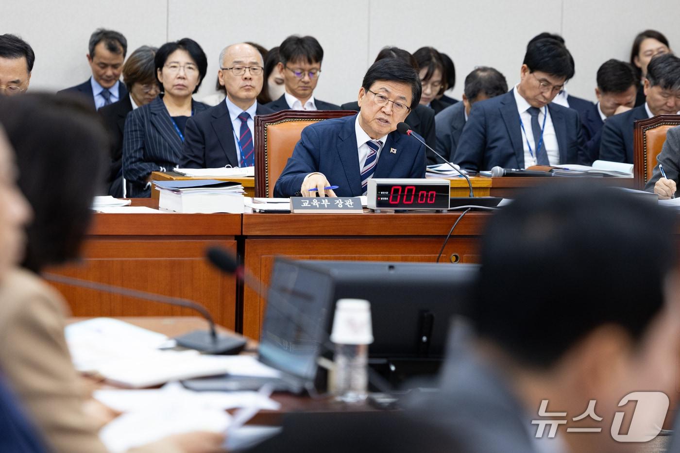 본문 이미지 - 최교진 교육부 장관이 7일 서울 여의도 국회에서 열린 교육위원회의 교육부 등에 대한 국정감사에 출석해 의원 질의에 답하고 있다. 2026.10.7 ⓒ 뉴스1 유승관 기자