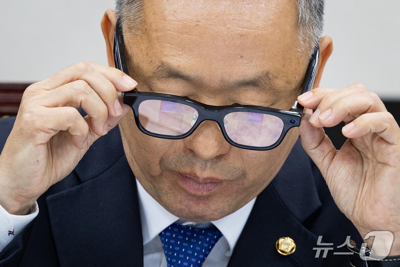 본문 이미지 - 김문수 더불어민주당 의원이 7일 서울 여의도 국회에서 열린 교육위원회의 교육부 등에 대한 국정감사에서 AI글라스를 활용한 수능 문항 풀이 시연을 하고 있다. 2026.10.7 ⓒ 뉴스1 유승관 기자