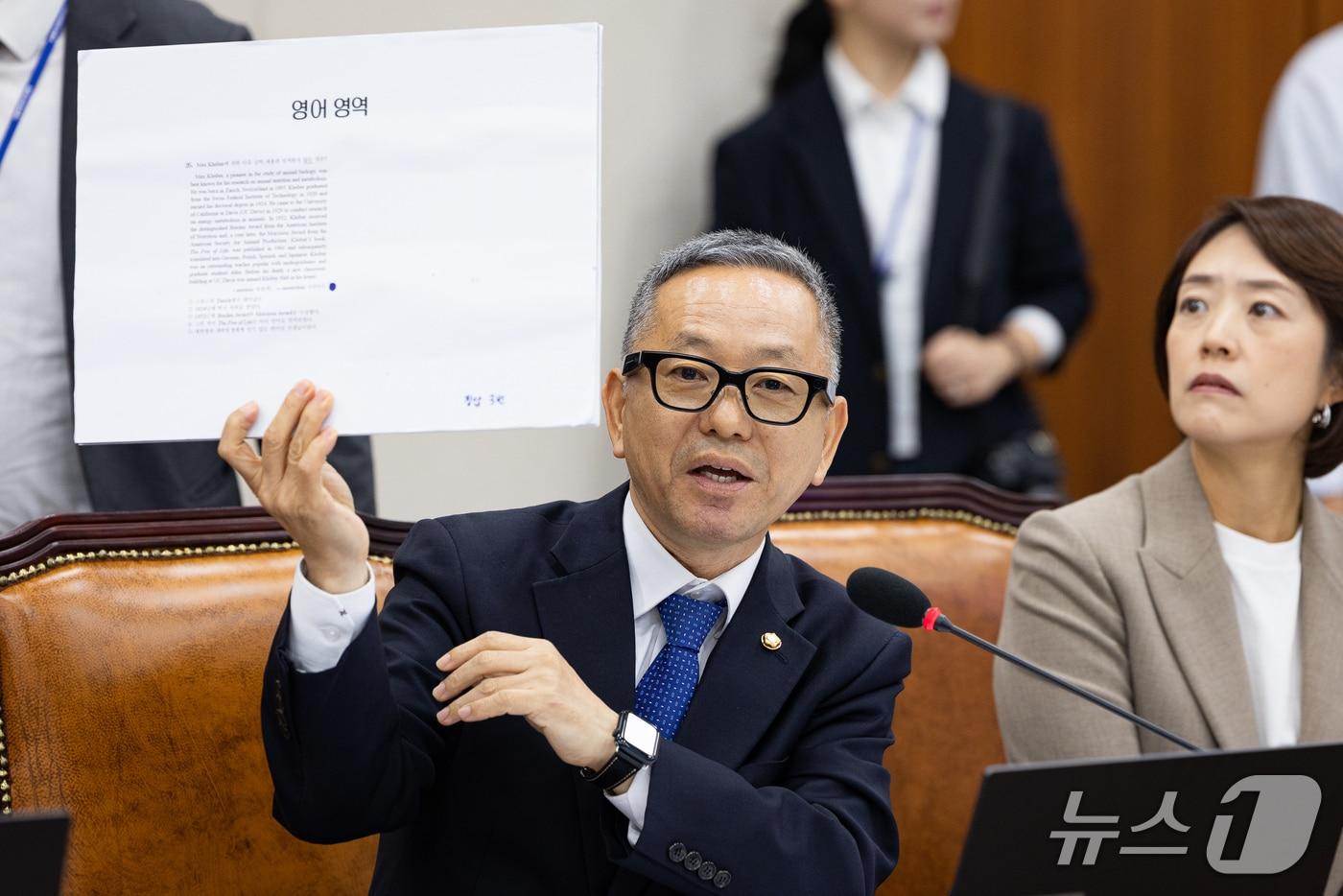 본문 이미지 - 김문수 더불어민주당 의원이 7일 서울 여의도 국회에서 열린 교육위원회의 교육부 등에 대한 국정감사에서 질의하고 있다. 2026.10.7 ⓒ 뉴스1 유승관 기자