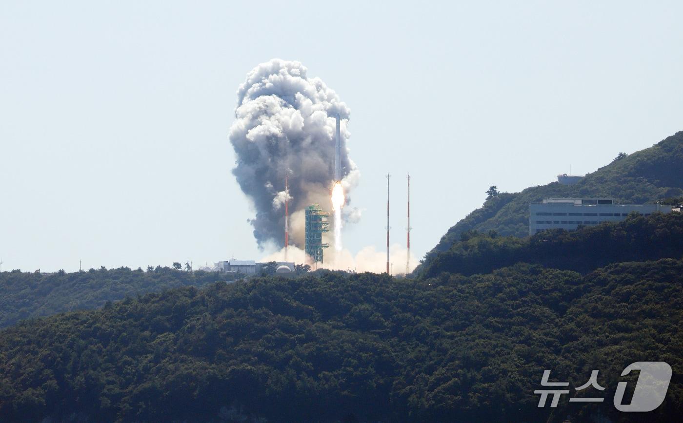본문 이미지 - 한국형 발사체 누리호가 7일 오전 전남광주 고흥군 나로우주센터에서 발사되고 있다. 5차 발사를 맞이한 누리호는 초소형군집위성 2~6호 5기와 국내 기업·대학·연구기관이 개발한 큐브위성 10기 등 총 15기의 위성을 싣고 우주로 향한다. 2026.10.7 ⓒ 뉴스1 최지환 기자