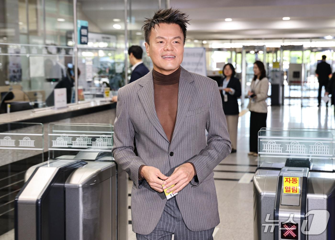 본문 이미지 - 박진영 대중문화교류위원회 공동위원장이 7일 서울 여의도 국회 문화체육관광위원회에서 열린 문화체육관광부에 대한 국정감사에 출석하기 위해 이동하고 있다. 2026.10.7 ⓒ 뉴스1 김도우 기자