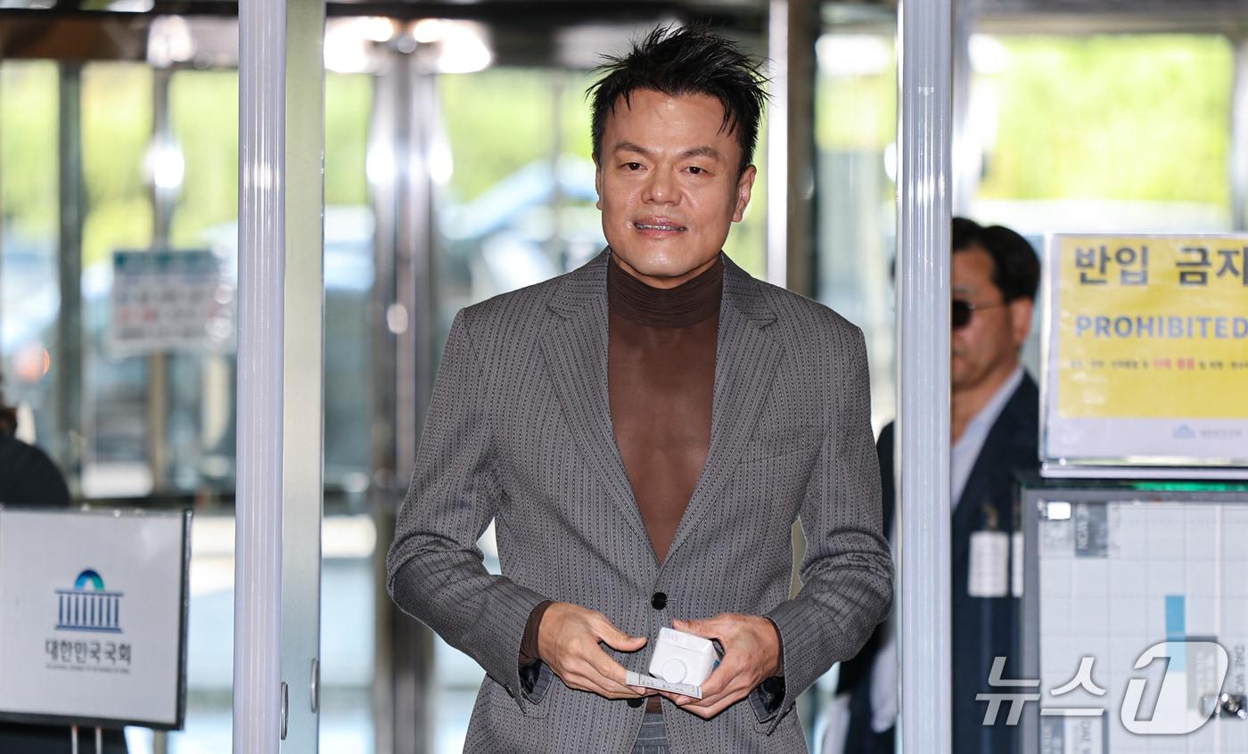 본문 이미지 - 박진영 대중문화교류위원회 공동위원장이 7일 서울 여의도 국회 문화체육관광위원회에서 열린 문화체육관광부에 대한 국정감사에 출석하기 위해 이동하고 있다. 2026.10.7 ⓒ 뉴스1 김도우 기자