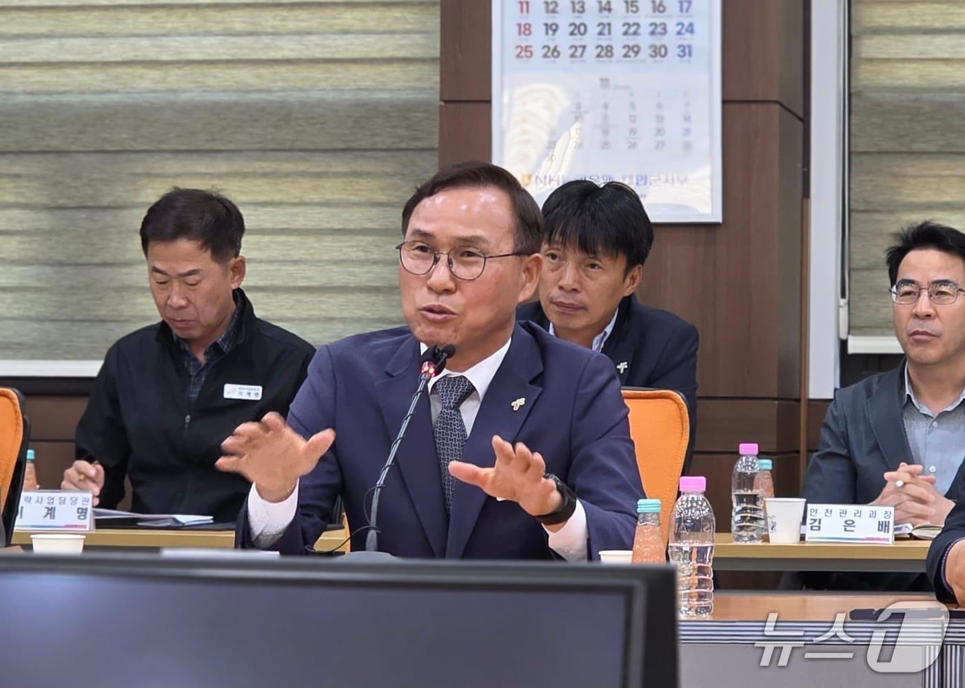 본문 이미지 - 윤희신 태안군수가 7일 태안군청 중회의실에서 열린 취임 100일 기자회견에서 군정 주요 현안과 향후 추진 방향에 대해 설명하고 있다.ⓒ 뉴스1 김태완 기자