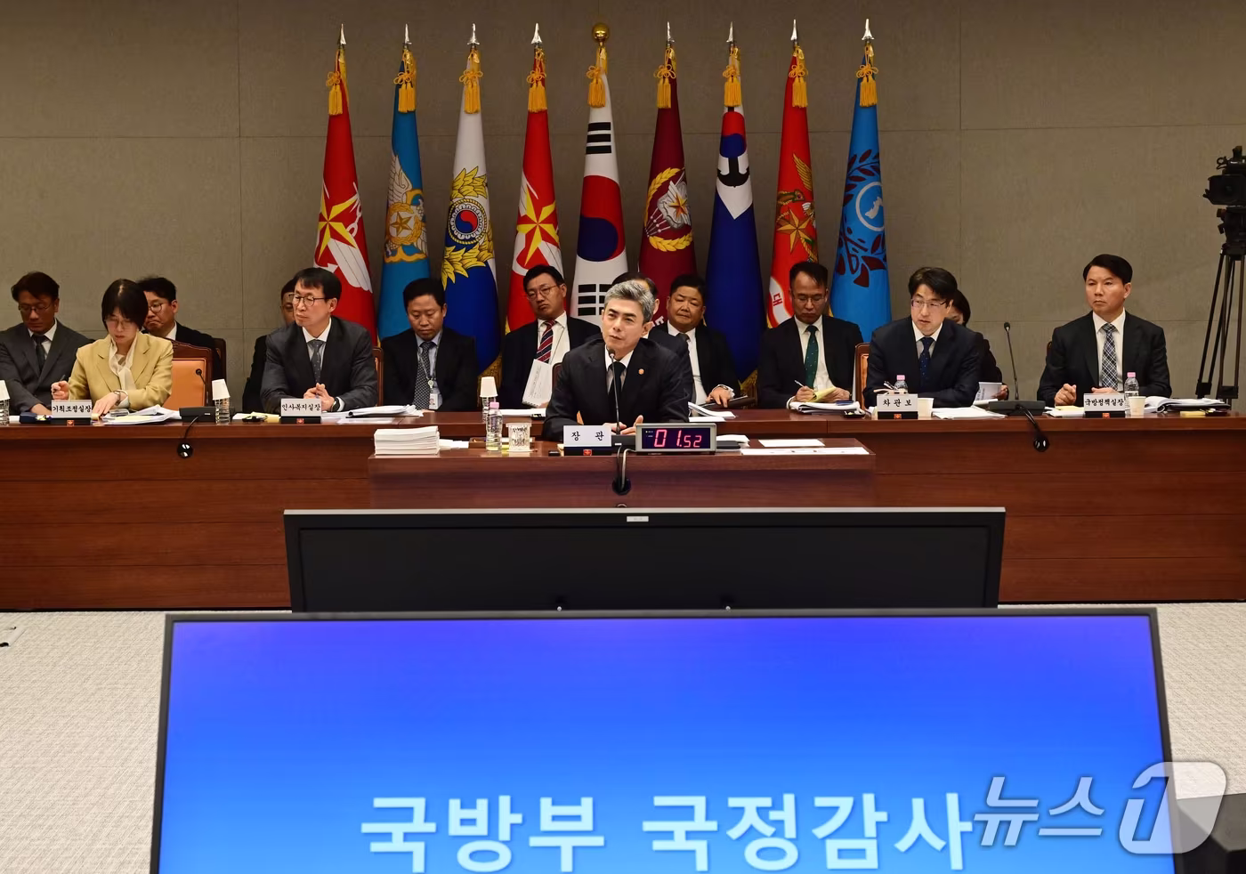 본문 이미지 - 강신철 국방부 장관이 7일 오전 서울 용산구 국방부에서 열린 국방위원회의 국방부에 대한 국정감사에서 의원 질의에 답하고 있다. 2026.10.7 ⓒ 뉴스1 국회사진기자단