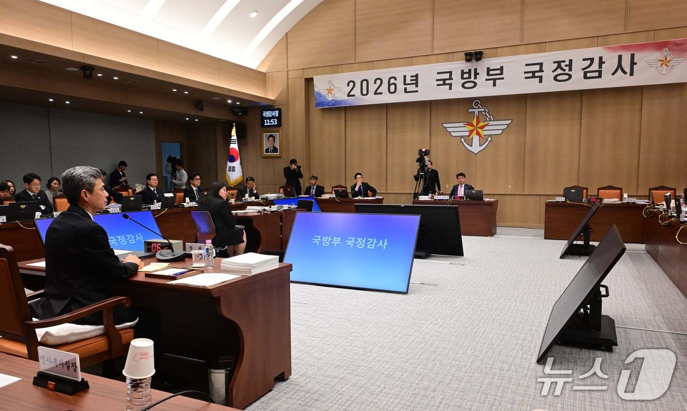 본문 이미지 - 강신철 국방부 장관이 7일 오전 서울 용산구 국방부에서 열린 국방위원회의 국방부에 대한 국정감사에서 의원 질의에 답하고 있다. 2026.10.7 ⓒ 뉴스1 황기선 기자