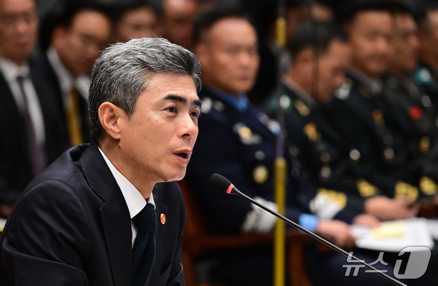 본문 이미지 - 강신철 국방부 장관이 7일 오전 서울 용산구 국방부에서 열린 국방위원회의 국방부에 대한 국정감사에서 의원 질의에 답하고 있다. 2026.10.7 ⓒ 뉴스1 국회사진기자단