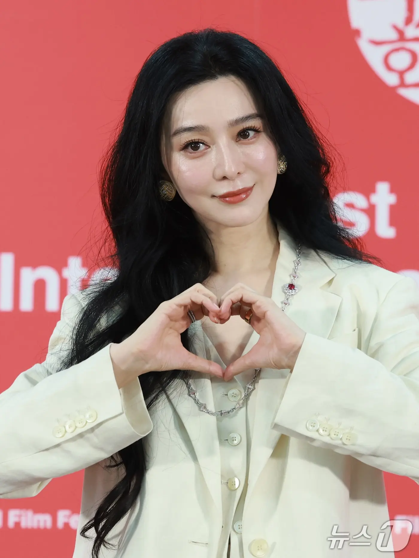 본문 이미지 - 배우 판빙빙이 7일 부산 해운대구 영화의전당 비프힐에서 열린 ‘제31회 부산국제영화제’(BIFF) '미친 노인의 일기' '그녀가 말했다' 기자회견에서 포즈를 취하고 있다. 2026.10.7 ⓒ 뉴스1 권현진 기자