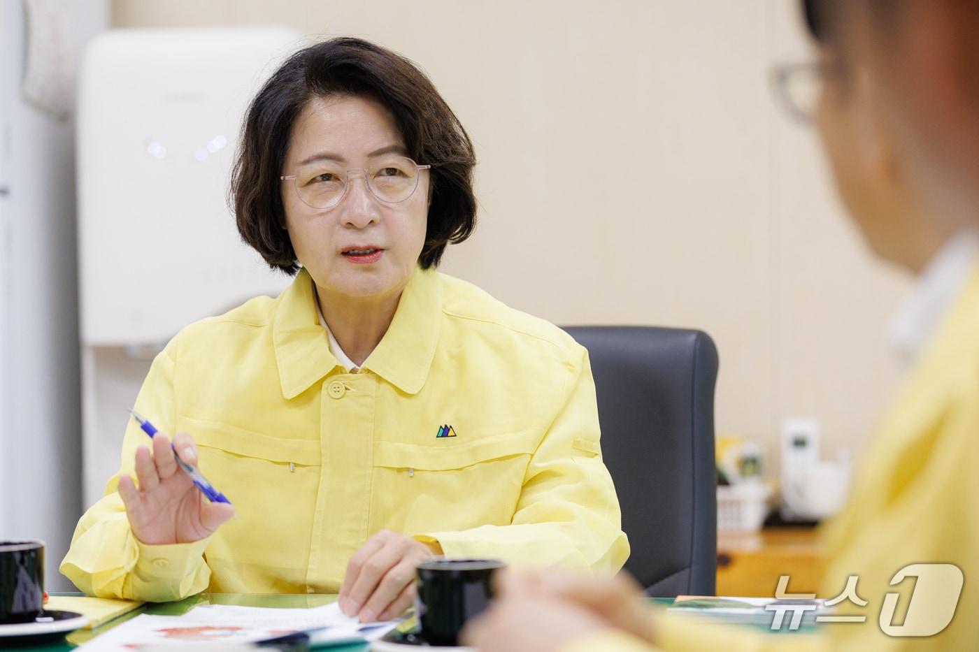 본문 이미지 - 추미애 경기도지사가 7일 오산 물향기수목원에서 관계 공무원으로부터 소나무재선충병 방재 상황을 보고 받고 있다.(경기도 제공. 재판매 및 DB 금지)