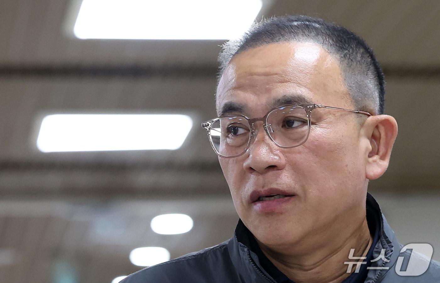 본문 이미지 - 윤석열 전 대통령에게 여론조사를 무상으로 제공한 혐의를 받는 '정치브로커' 명태균 씨가 7일 서울 서초구 고등법원에서 열린 정치자금법 위반 혐의 2심 선고 공판에 출석하고 있다. 2026.10.7 ⓒ 뉴스1 김성진 기자