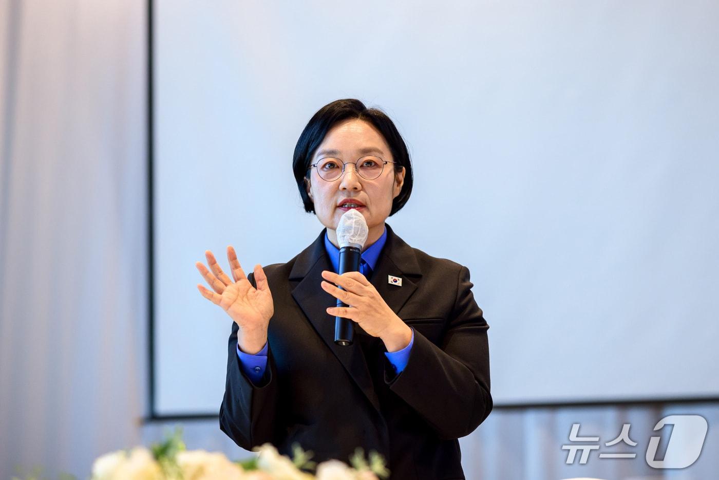 본문 이미지 - 한성숙 국무총리가 7일 세종시 국무총리 세종공관에서 열린 출입기자단 오찬간담회에 참석하여 인사말을 하고 있다. (국무총리실 제공. 재판매 및 DB 금지)26.10.07 2026.10.7 ⓒ 뉴스1 김기남 기자