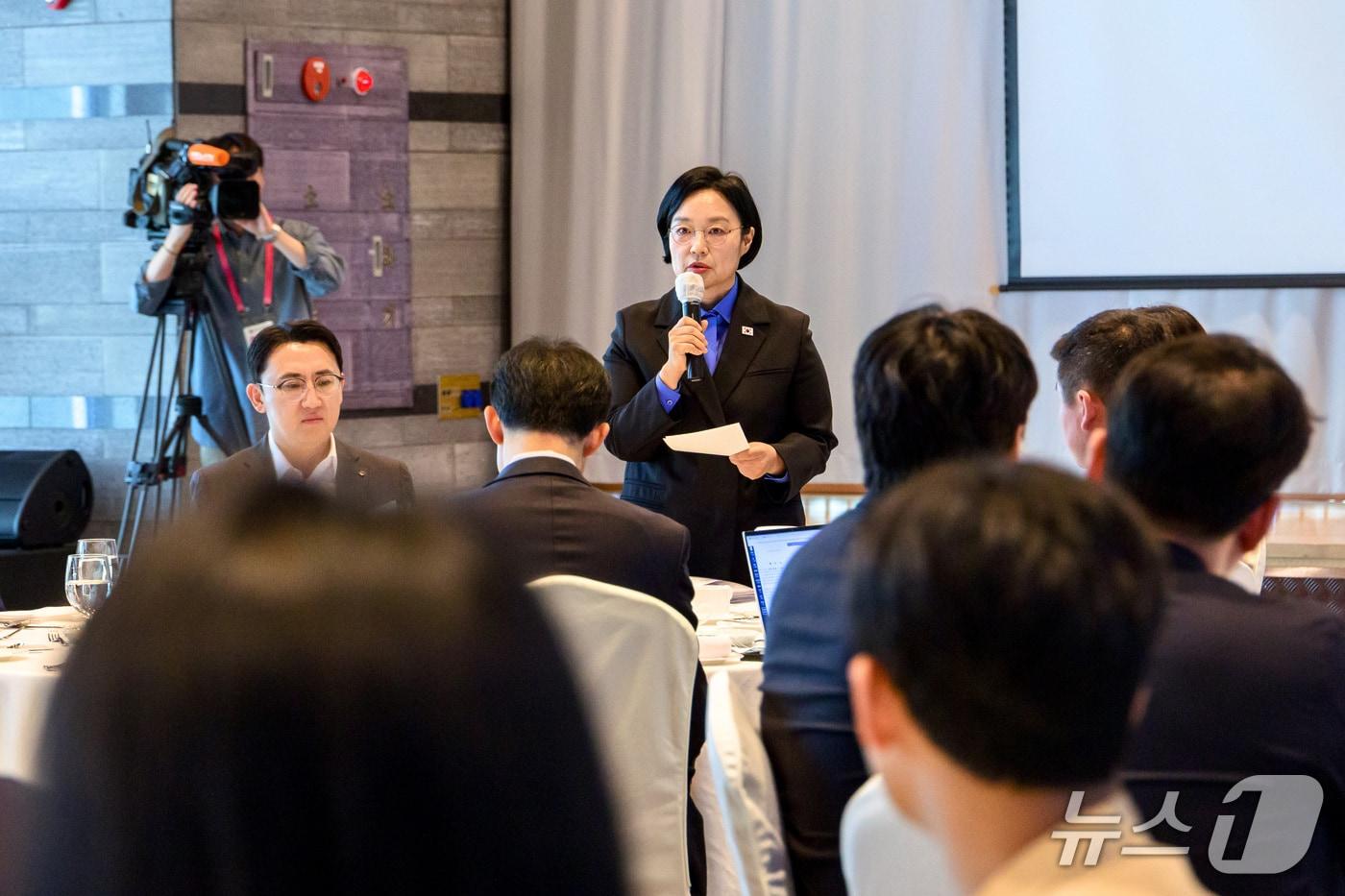 본문 이미지 - 한성숙 국무총리가 7일 세종시 국무총리 세종공관에서 열린 출입기자단 오찬간담회에 참석하여 인사말을 하고 있다. (국무총리실 제공. 재판매 및 DB 금지)26.10.07 2026.10.7 ⓒ 뉴스1 김기남 기자
