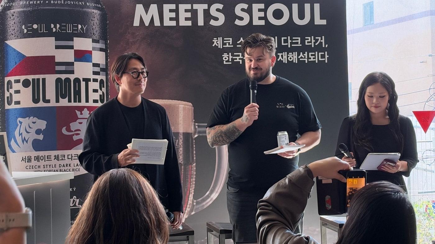 본문 이미지 - (왼쪽부터)이수영 서울브루어리 대표,  라딤 자노벡 부드바르 글로벌 앰배서더가 발언을 하는 모습.