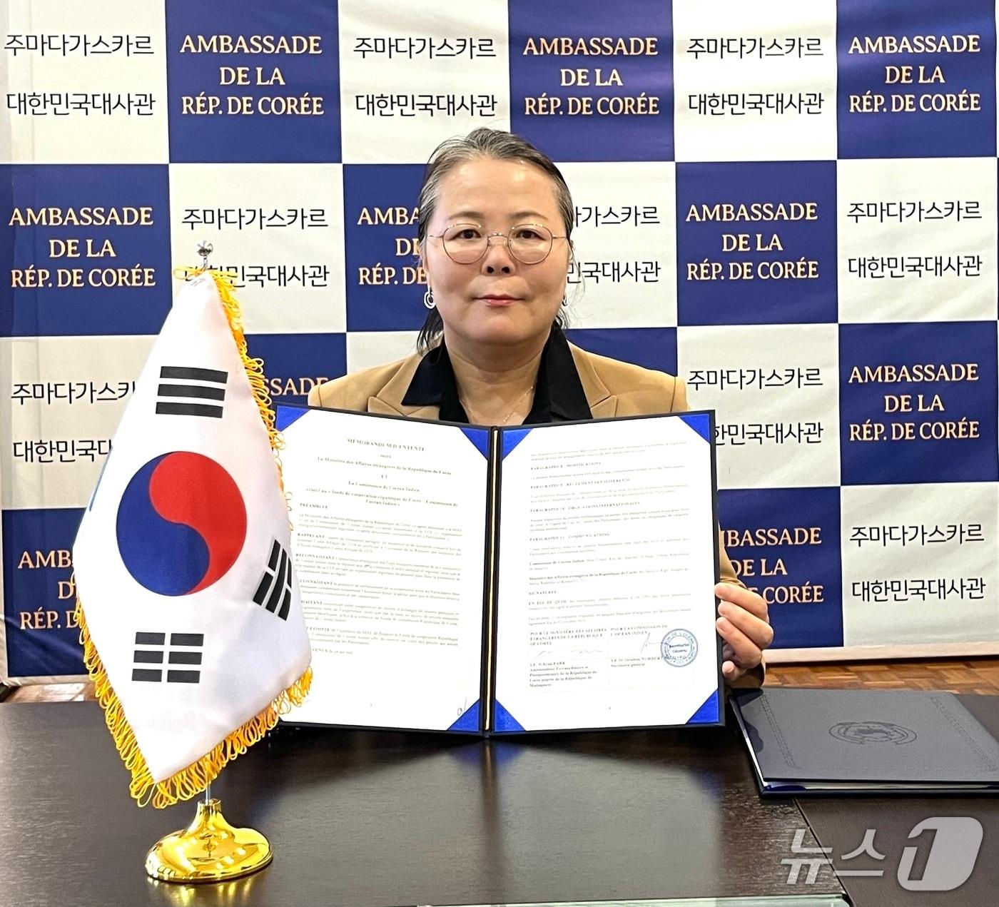 본문 이미지 - 박지현 주마다가스카르대사가 '한-IOC 협력기금에 관한 양해각서(MOU)'에 서명하고 기념사진을 촬영하고 있다. (외교부 제공)