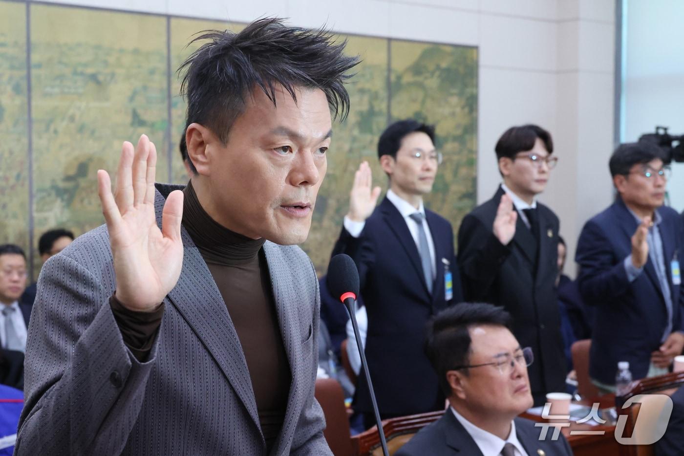 본문 이미지 - 박진영 대중문화교류위원회 공동위원장이 7일 서울 여의도 국회 문화체육관광위원회에서 열린 문화체육관광부에 대한 국정감사에서 선서를 하고 있다. 2026.10.7 ⓒ 뉴스1 신웅수 기자