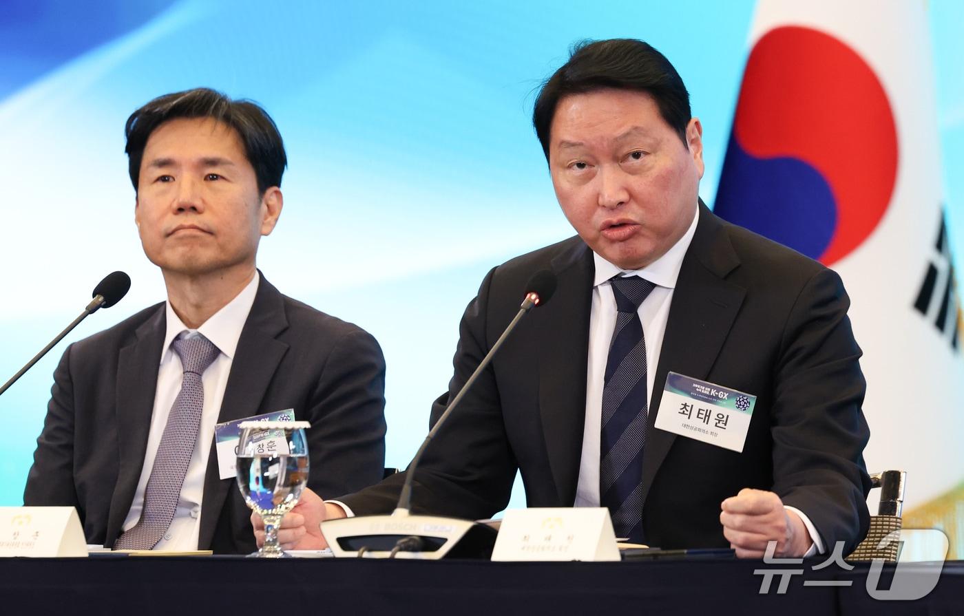 본문 이미지 - 최태원 대한상의 회장이 7일 서울 시내 한 회의장에서 열린 한국형 녹색대전환(K-GX) 전략 국민보고회에서 인사말을 하고 있다. (청와대통신사진기자단) 2026.10.7 ⓒ 뉴스1 허경 기자