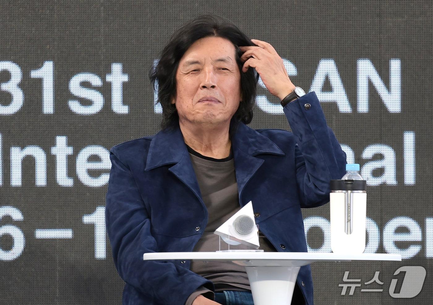 본문 이미지 - 이창종 감독이 7일 부산 해운대구 영화의전당 야외무대에서 열린 영화 ‘가능한 사랑’ 무대 인사에서 관객들과 즐거운 시간을 보내고 있다. 2026.10.7 ⓒ 뉴스1 권현진 기자
