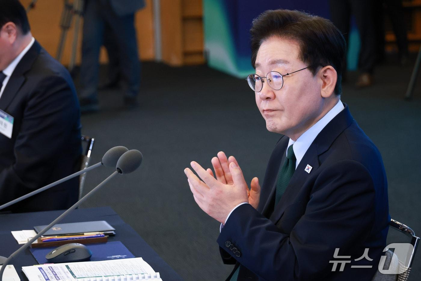 본문 이미지 - 이재명 대통령이 7일 서울 시내 한 회의장에서 열린 한국형 녹색대전환(K-GX) 전략 국민보고회에서 박수를 치고 있다. (청와대통신사진기자단) 2026.10.7 ⓒ 뉴스1 허경 기자
