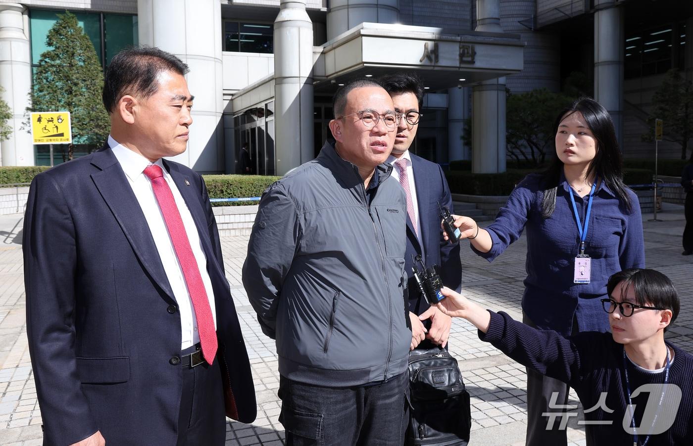 본문 이미지 - 윤석열 전 대통령에게 여론조사를 무상으로 제공한 혐의를 받는 '정치브로커' 명태균 씨가 7일 서울 서초구 서울고등법원에서 열린 정치자금법 위반 혐의 2심 선고 공판에서 무죄를 선고 받은 후 법정을 나서며 취재진의 질문에 답하고 있다. 2026.10.7 ⓒ 뉴스1 김성진 기자
