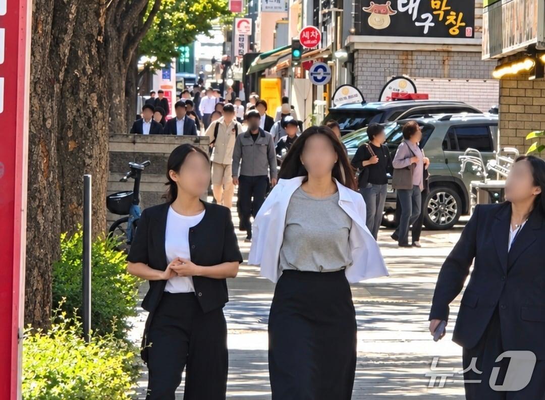 본문 이미지 - 7일 대구 남구 대구지방중대범죄수사청이 입주한 건물에서 직원들이 점심식사를 위해 인근 식당으로 이동하고 있다.2026.10.7 ⓒ 뉴스1 이성덕 기자