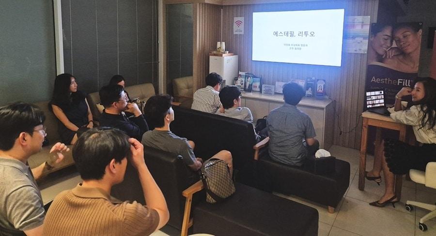 본문 이미지 - 휴메딕스가 지난달 30일 전남광주통합특별시 광산구 웰의원에서 '에스테필·리투오 핸즈온 세미나'를 개최했다. 사진은 웰의원 정윤희 원장이 강연을 진행하고 있다. (휴온스글로벌 제공) 