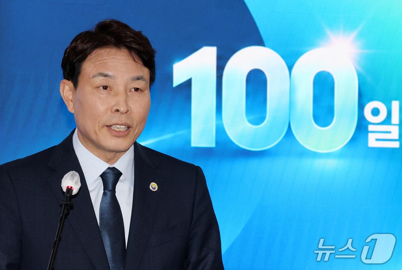 본문 이미지 - 전문학 대전 서구청장이 7일 구청에서 열린 민선 9기 출범 100일 브리핑에서 성과 및 구정 비전을 발표하고 있다. 2026.10.7 ⓒ 뉴스1 김기태 기자