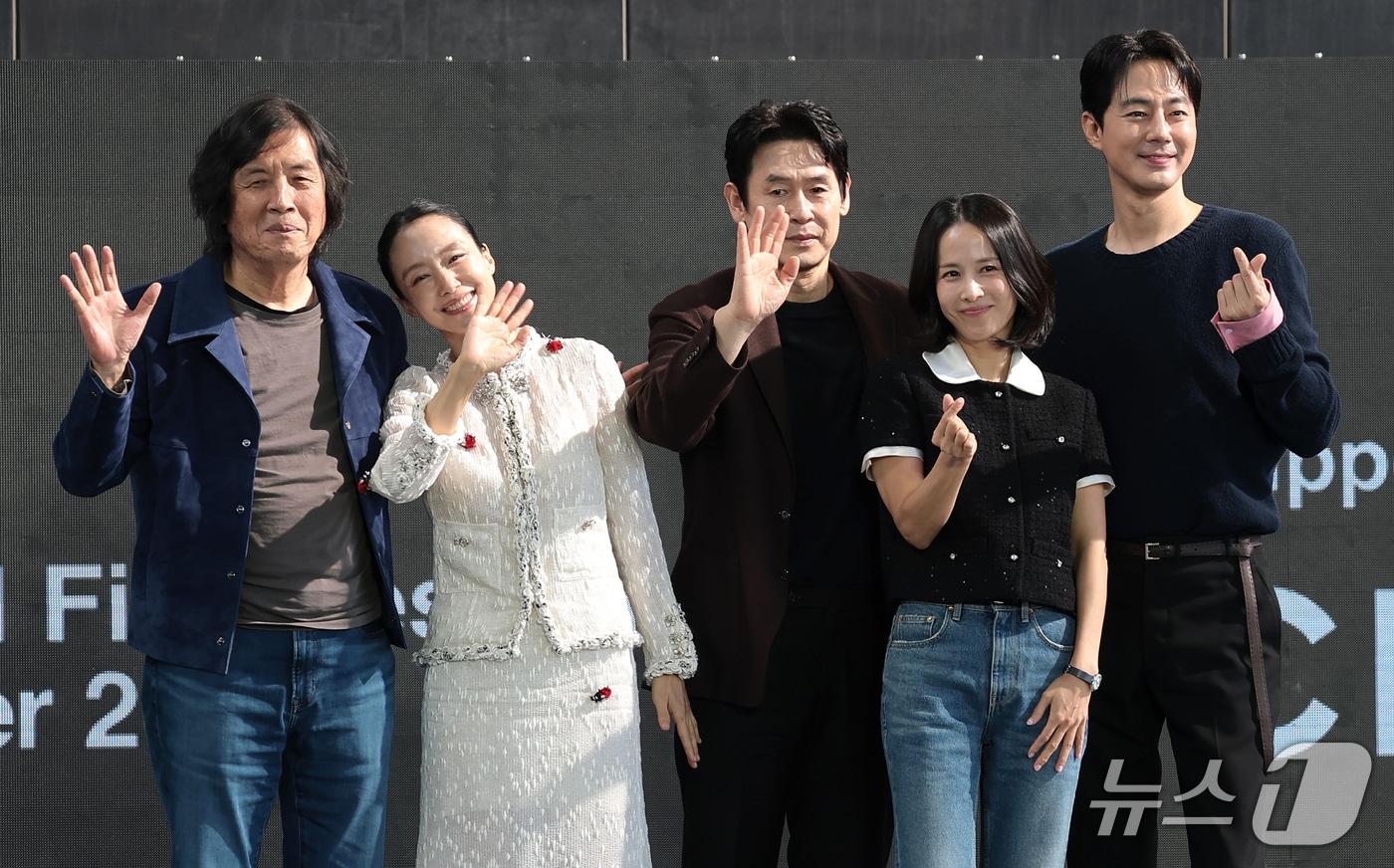 본문 이미지 - 이창동 감독(왼쪽부터)과 배우 전도연, 설경구, 조인성, 조여정이 7일 부산 해운대구 영화의전당 야외무대에서 열린 영화 ‘가능한 사랑’ 오픈토크에서 관객들과 즐거운 시간을 보내고 있다. 2026.10.7 ⓒ 뉴스1 권현진 기자