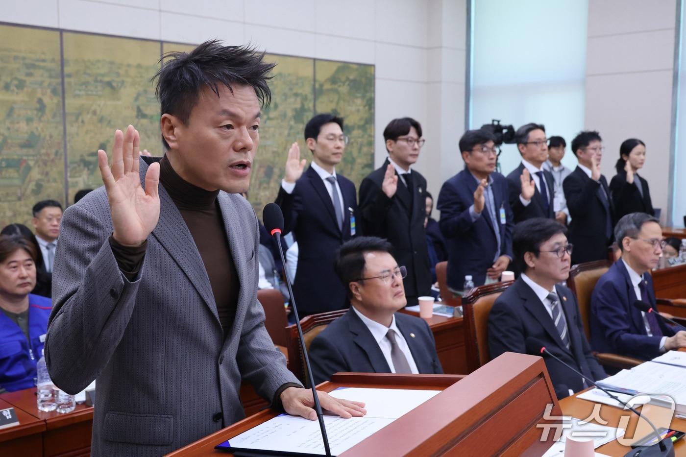 본문 이미지 - 박진영 대중문화교류위원회 공동위원장이 7일 서울 여의도 국회 문화체육관광위원회에서 열린 문화체육관광부에 대한 국정감사에서 선서를 하고 있다. 2026.10.7 ⓒ 뉴스1 신웅수 기자