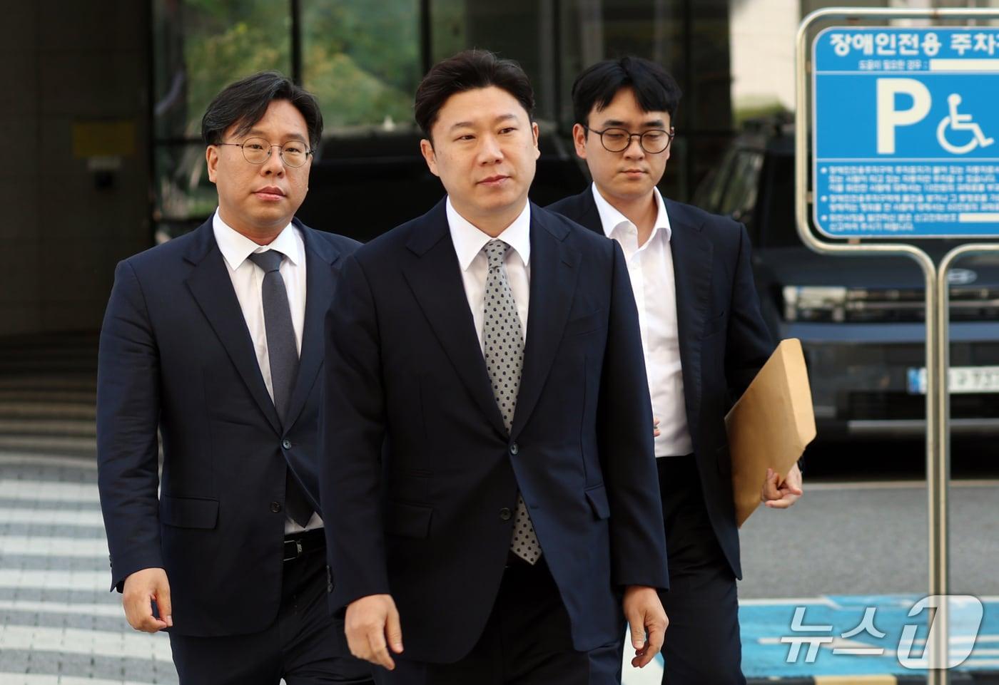 본문 이미지 - 진종오 국민의힘 국회의원이 7일 오후 서울 양천구 서울남부지법에서 열린 징계 효력정지 가처분 신청 심문에 출석하고 있다. 진 의원은 지난 8월 부산 돌려차기 사건 피해자가 참석한 간담회에서 ‘돌려차기 실언’ 논란 등으로 국민의힘 중앙윤리위원회로부터 당원권 정지 징계를 받았다. 2026.10.7 ⓒ 뉴스1 김명섭 기자