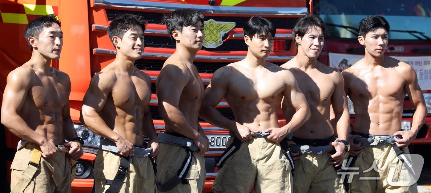 본문 이미지 - 7일 오후 제주시 이도이동 제주소방서에서 소방관들이 '몸짱 소방관 달력'을 촬영하고 있다. 제주소방은 매년 소방관들이 달력을 제작해 화재취약가구 기부금 확보에 사용하고 있다. 2026.10.7 ⓒ 뉴스1 고동명 기자