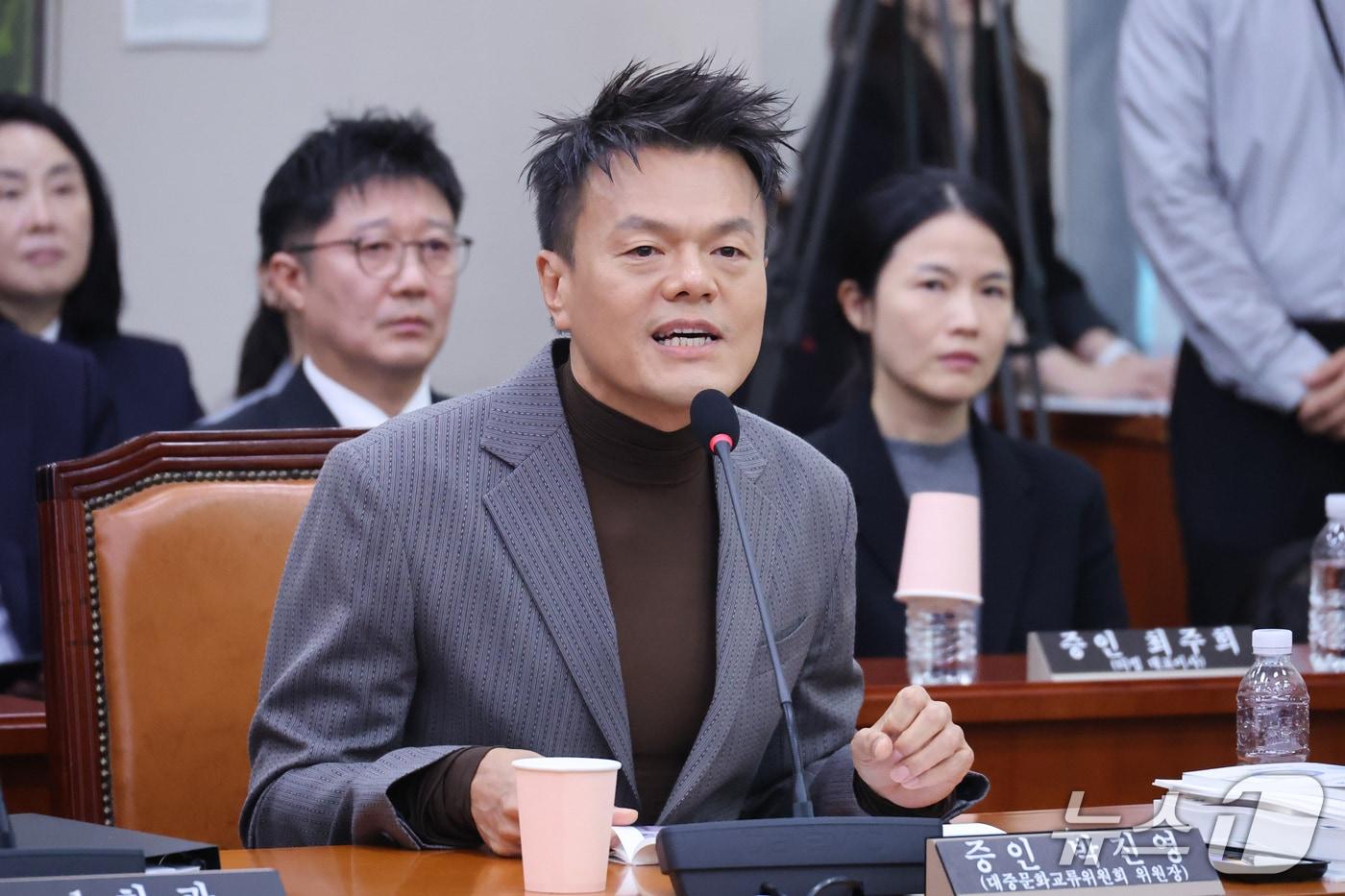 본문 이미지 - 박진영 대중문화교류위원회 공동위원장이 7일 서울 여의도 국회 문화체육관광위원회에서 열린 문화체육관광부에 대한 국정감사에서 업무보고를 하고 있다. 2026.10.7 ⓒ 뉴스1 신웅수 기자