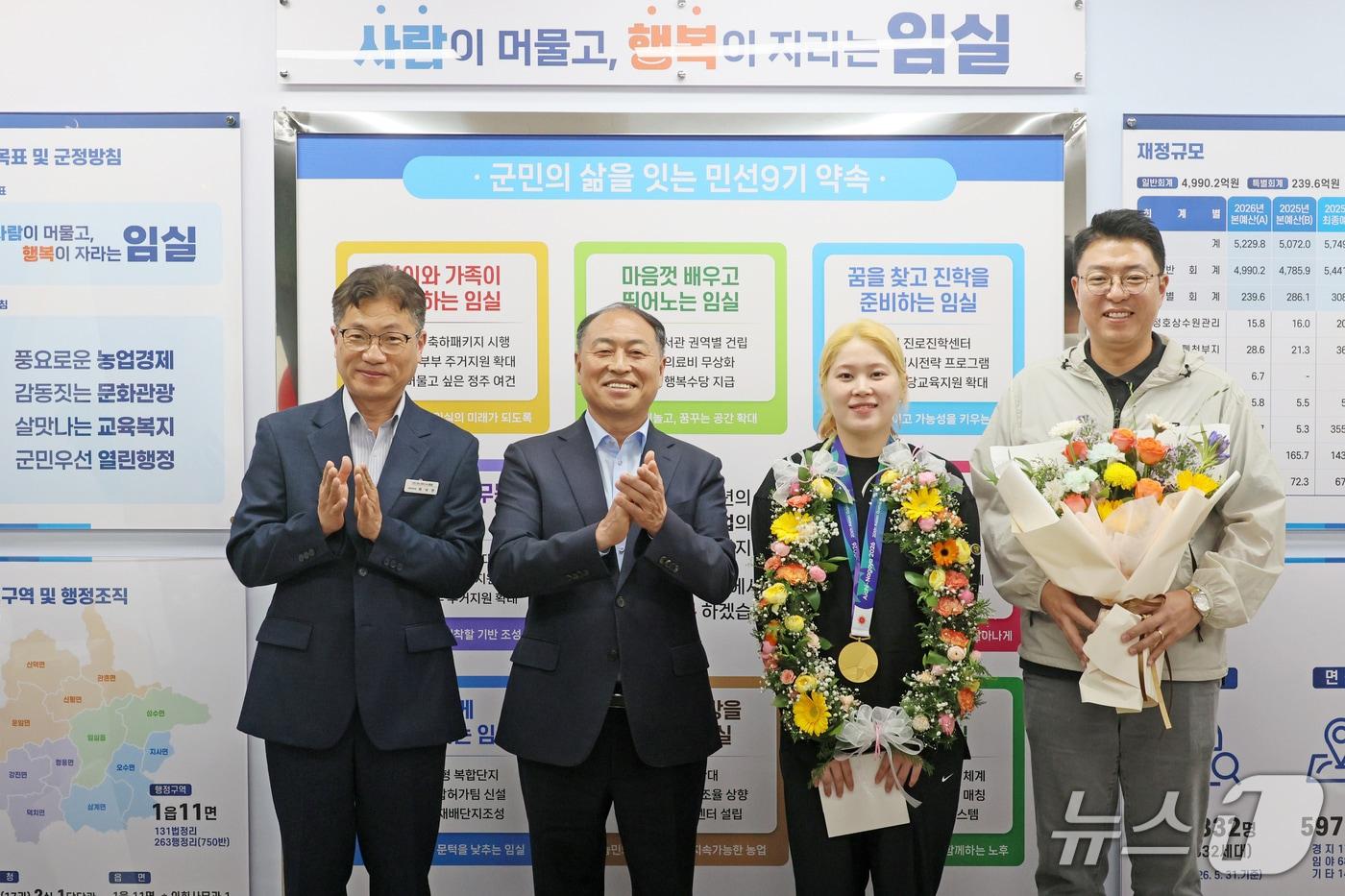 본문 이미지 - 7일 전북 임실군이 아시안게임에서 금메달 1개와 은메달 2개를 수확한 추가은 선수를 초청해 격려하고 있다.(임실군 제공, 재판매 및 DB 금지)2026.10.7/뉴스1