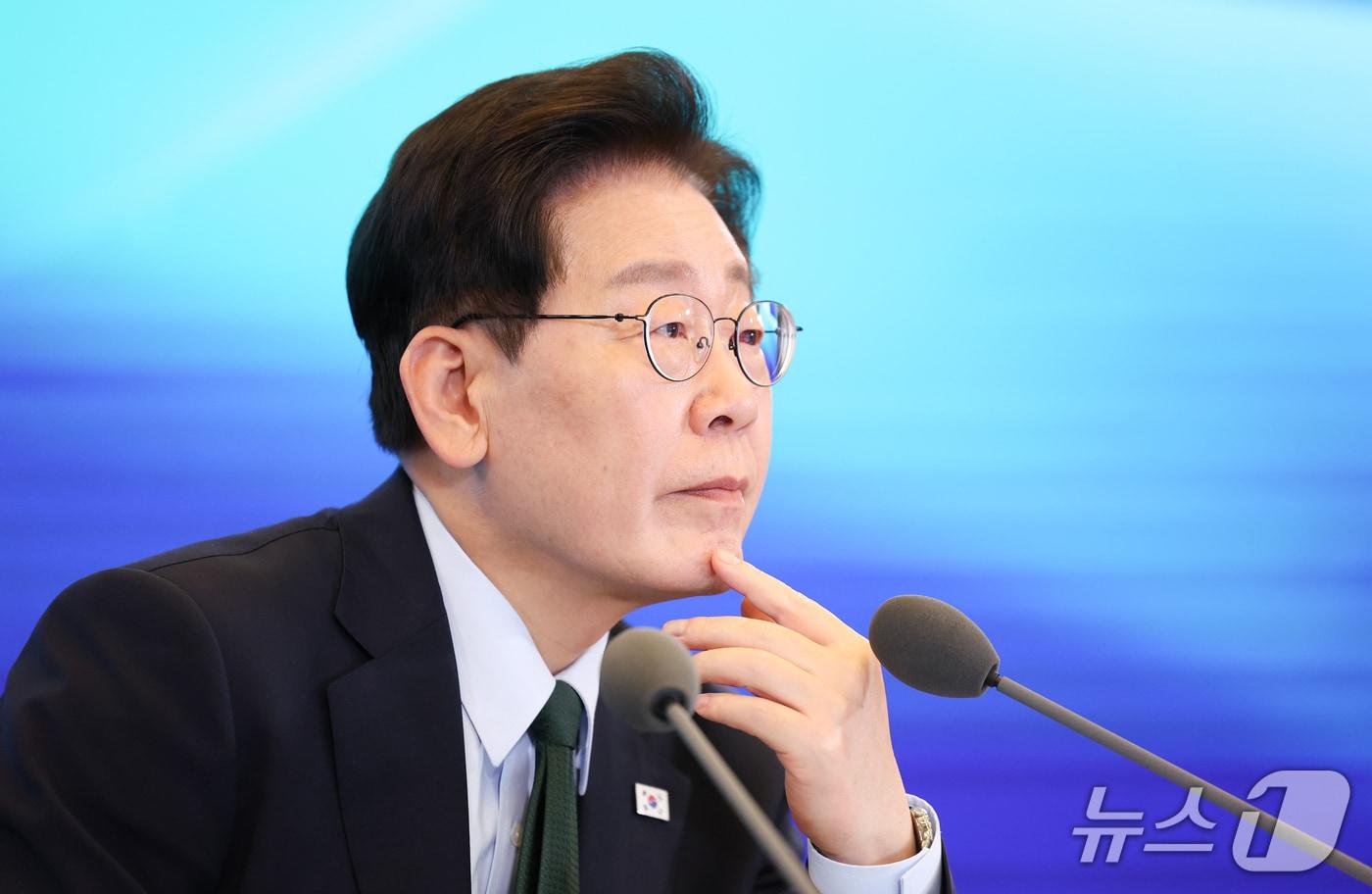 본문 이미지 - 이재명 대통령이 7일 서울 시내 한 회의장에서 열린 한국형 녹색대전환(K-GX) 전략 국민보고회에서 발표를 지켜보고 있다. (청와대통신사진기자단) 2026.10.7 ⓒ 뉴스1 허경 기자