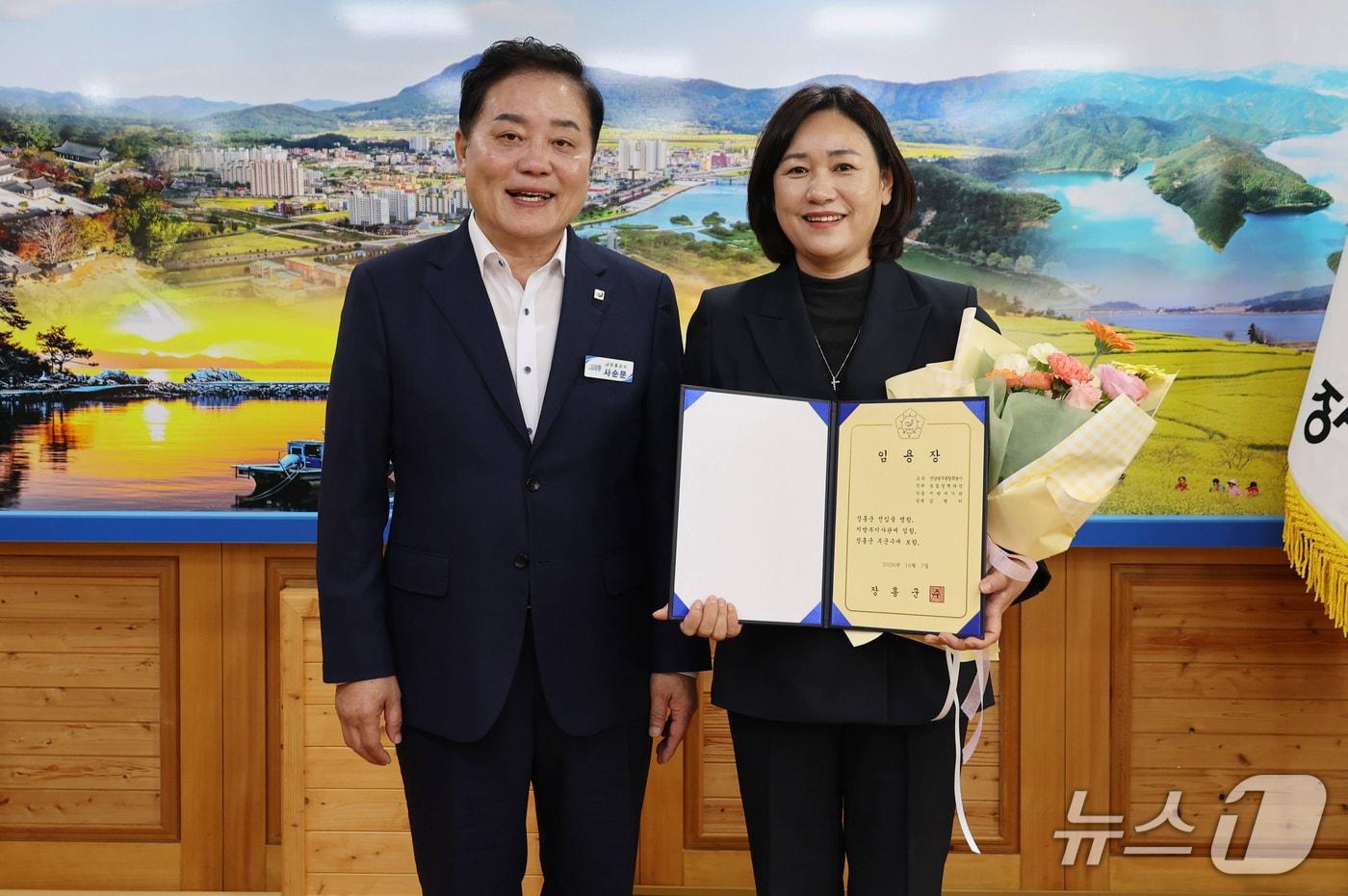 본문 이미지 - 장흥군 사순문 군수(왼쪽)와 김현미 부군수.(장흥군 제공, 재배포 및 DB 금지) /뉴스1