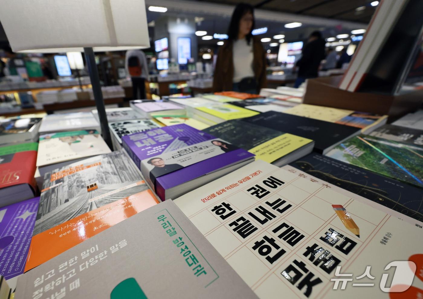 본문 이미지 - 한글날 제정 100주년을 앞둔 7일 서울의 한 대형 서점에 한글 맞춤법과 문해력 관련 도서가 진열돼 있다. 예스24가 올해 1월 1일부터 9월 30일까지 '우리말' 키워드 도서 판매량은 전년 같은 기간보다 11.2% 증가했다고 7일 밝혔다. 아울러 '문해력' 관련서의 2021~2025년 합계 판매량은 직전 5년보다 약 100배 늘어났다. 2026.10.7 ⓒ 뉴스1 구윤성 기자