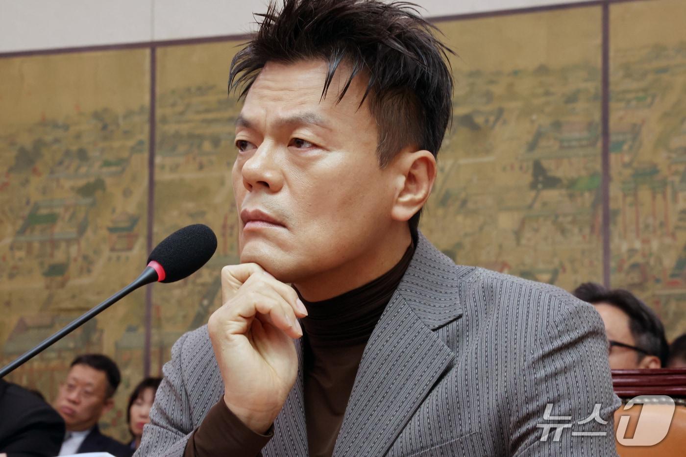 본문 이미지 - 박진영 대중문화교류위원회 공동위원장이 7일 서울 여의도 국회 문화체육관광위원회에서 열린 문화체육관광부에 대한 국정감사에서 증인으로 출석, 생각에 잠겨 있다. 2026.10.7 ⓒ 뉴스1 황기선 기자
