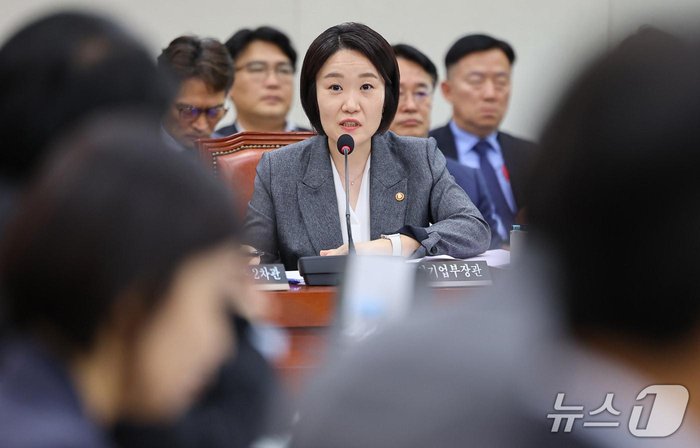 본문 이미지 - 이소영 중소벤처기업부 장관이 7일 서울 여의도 국회에서 열린 산업통상자원중소벤처기업위원회 국정감사에 출석해 의원 질의에 답하고 있다. 2026.10.7 ⓒ 뉴스1 김도우 기자