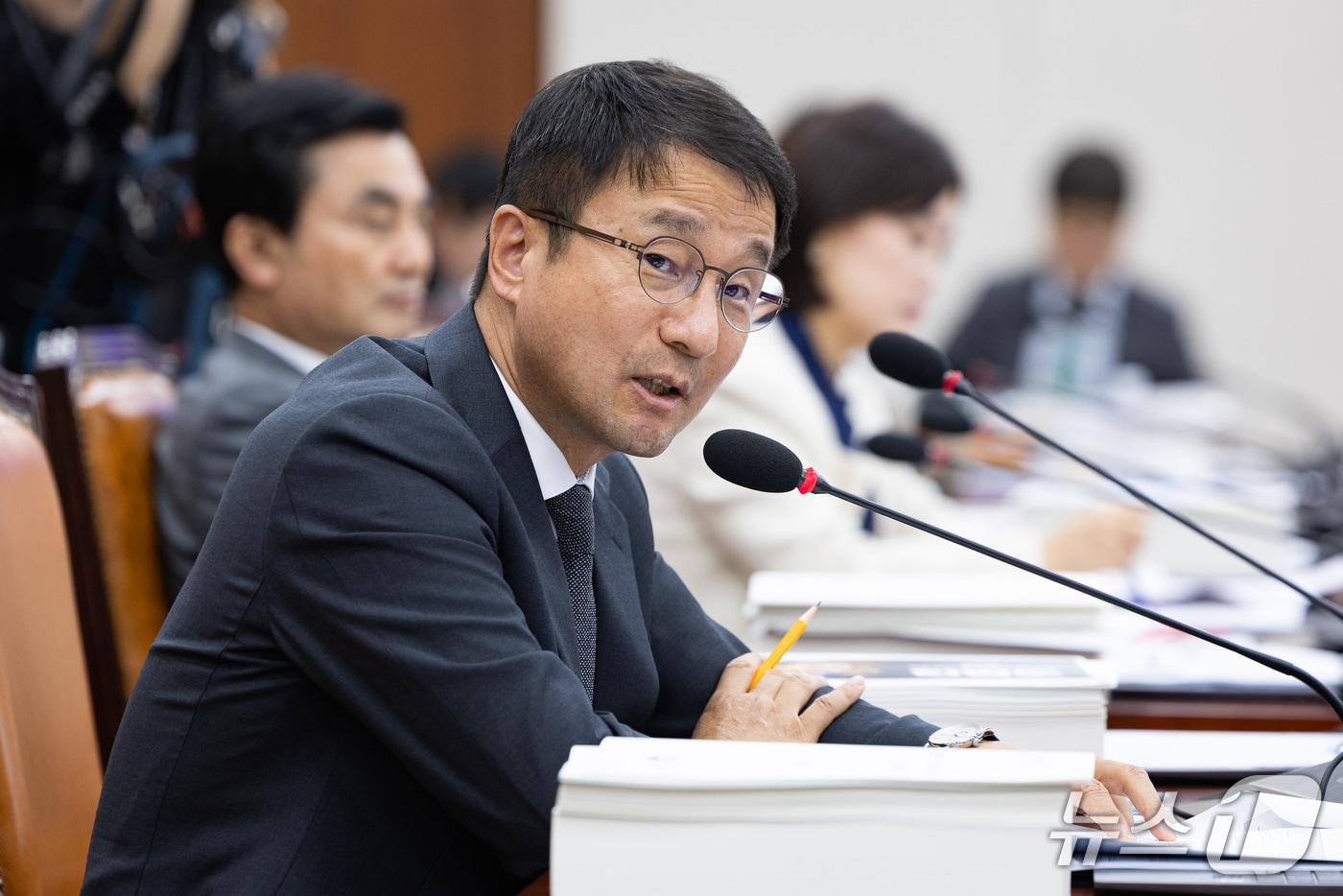 본문 이미지 - 한병도 더불어민주당 원내대표가 7일 서울 여의도 국회에서 열린 교육위원회의 교육부 등에 대한 국정감사에서 질의하고 있다. 2026.10.7 ⓒ 뉴스1 유승관 기자
