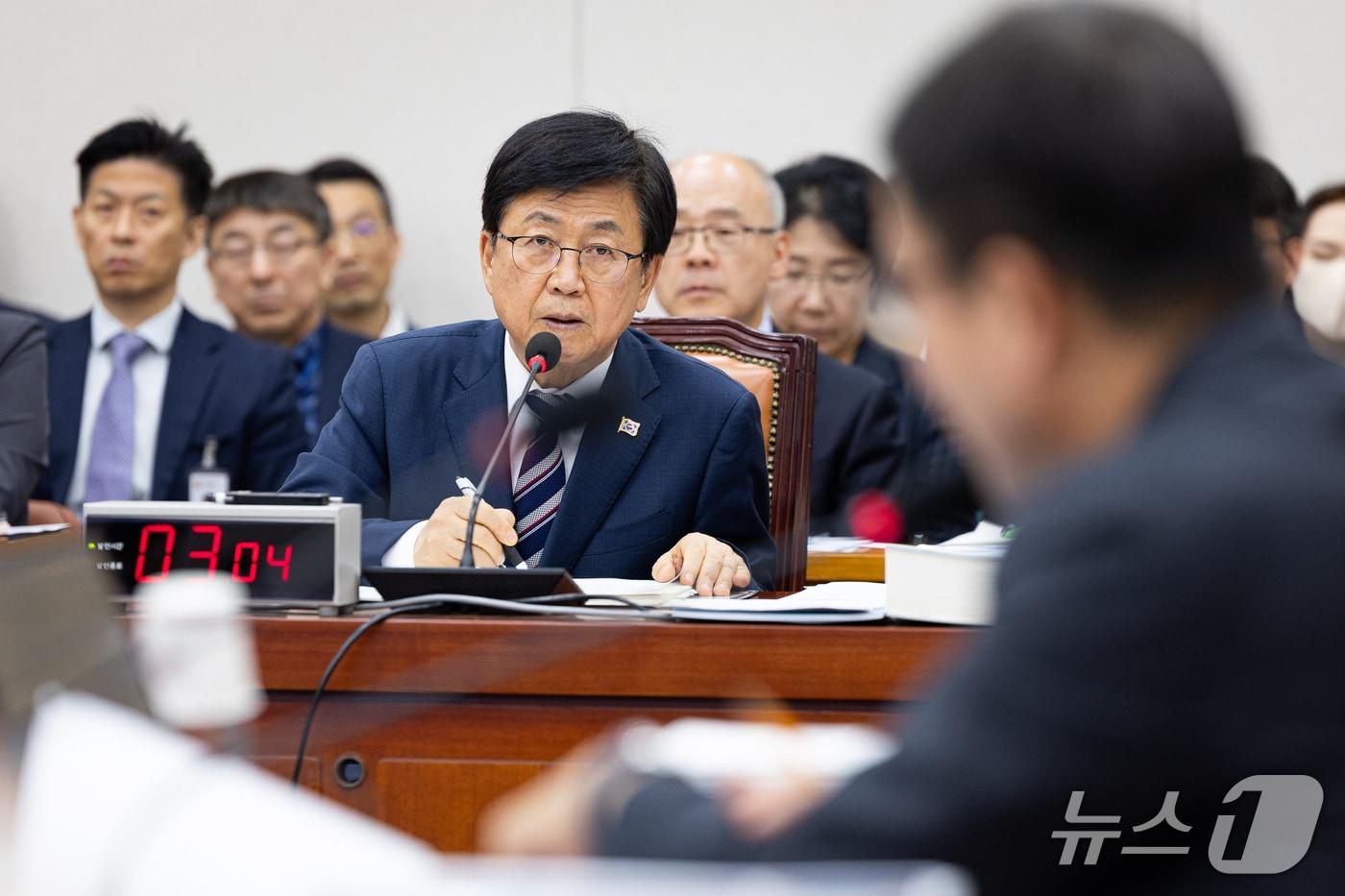 본문 이미지 - 최교진 교육부 장관이 7일 서울 여의도 국회에서 열린 교육위원회의 교육부 등에 대한 국정감사에 출석해 의원 질의에 답하고 있다. 2026.10.7 ⓒ 뉴스1 유승관 기자