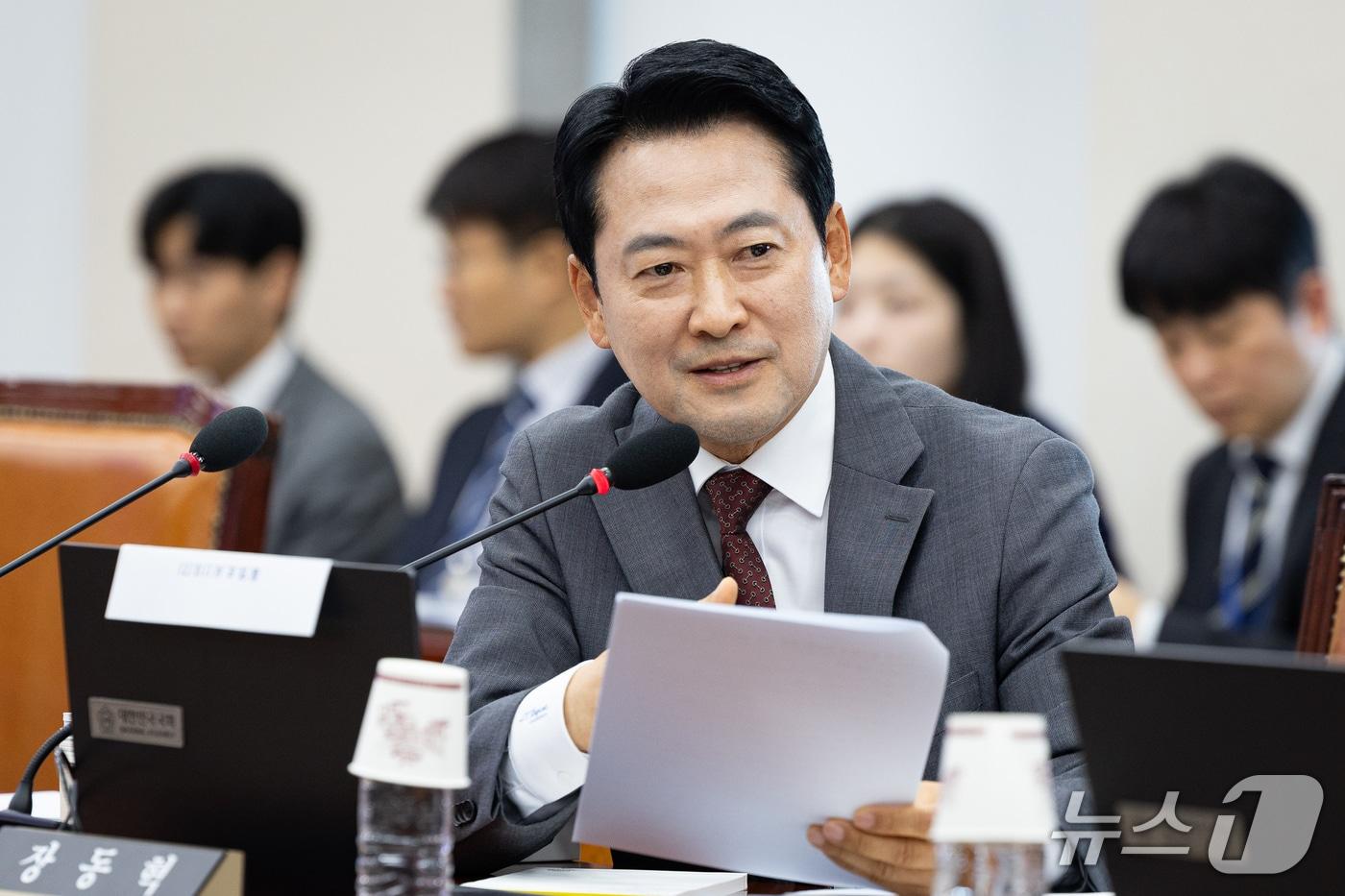 본문 이미지 - 장동혁 국민의힘 대표가 7일 서울 여의도 국회에서 열린 교육위원회의 교육부 등에 대한 국정감사에서 수시 원서접수 시스템 장애 관련 최교진 교육부 장관에게 질의하고 있다. 2026.10.7 ⓒ 뉴스1 유승관 기자