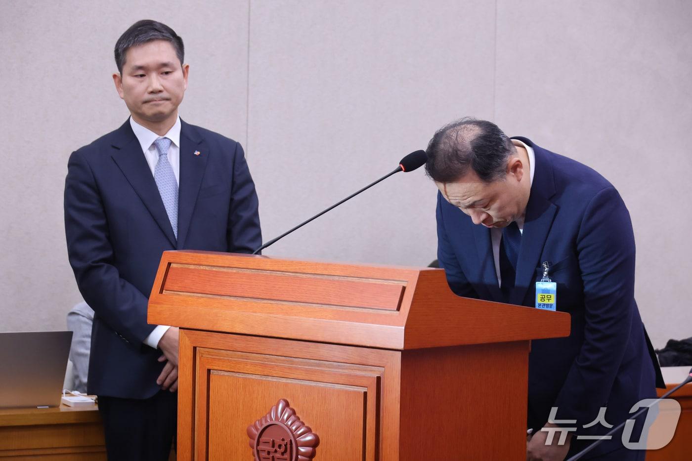 본문 이미지 - 김찬호 CJ제일제당 대표와 이운익 삼양사 대표가 7일 서울 여의도 국회에서 열린 농림축산식품해양수산위원회의 농림축산식품부 등에 대한 국정감사에서 고개 숙여 인사하고 있다. 2026.10.7 ⓒ 뉴스1 신웅수 기자