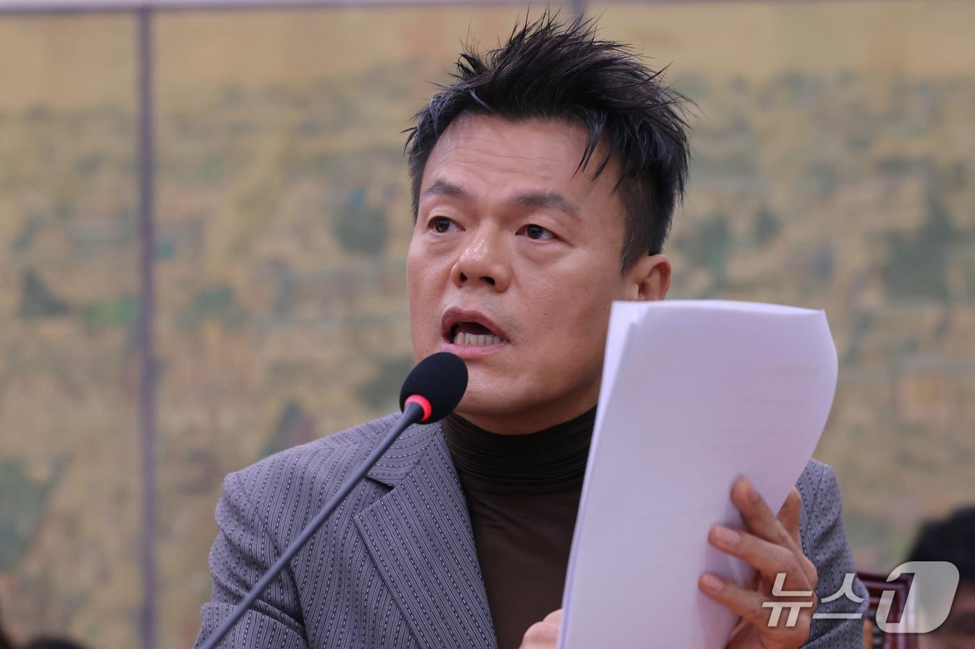 본문 이미지 - 박진영 대중문화교류위원회 공동위원장이 7일 서울 여의도 국회 문화체육관광위원회에서 열린 문화체육관광부에 대한 국정감사에서 증인으로 출석, 의원질의에 답하고 있다. 2026.10.7 ⓒ 뉴스1 황기선 기자