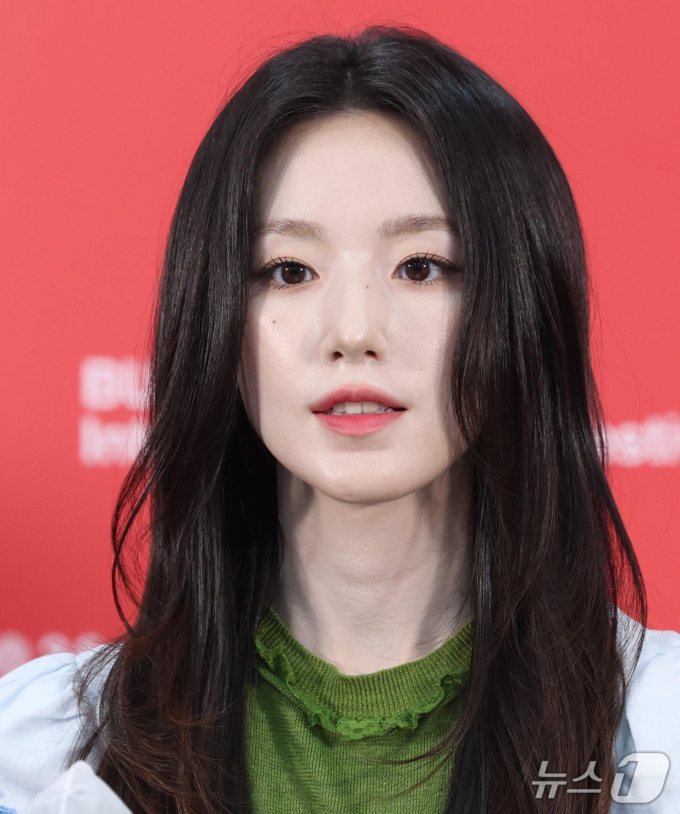 본문 이미지 - 아이들 슈화가 7일 부산 해운대구 영화의전당 비프힐에서 열린 ‘제31회 부산국제영화제’(BIFF) '오래오래 행복하게‘ 기자회견에 참석해 취재진 질문을 듣고 있다. 2026.10.7 ⓒ 뉴스1 권현진 기자