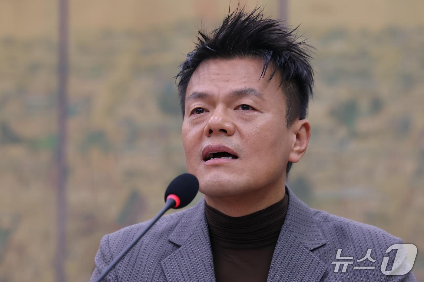 본문 이미지 - 박진영 대중문화교류위원회 공동위원장이 7일 서울 여의도 국회 문화체육관광위원회에서 열린 문화체육관광부에 대한 국정감사에서 증인으로 출석, 의원질의에 답하고 있다. 2026.10.7 ⓒ 뉴스1 황기선 기자